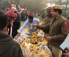 delhi-city-ncr-cab-delhi-protest-live-13a-between-mathura-road-and-kalindi-kunj-is-closed- delhi police distributing food for protesters