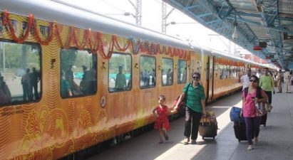 ahmedabad mumbai tejas express train passengers to get rupees 100 each for train delay ahmedabad mumbai tejas express train modi padi darek musafar ne malse aatlu vadtar