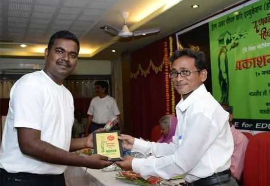 friendship day upsc ias officer varun baranwal his friends paid fees Friendship day panchar ni dukan par karta hate kam mitro e bhari fee bani gaya IAS officer