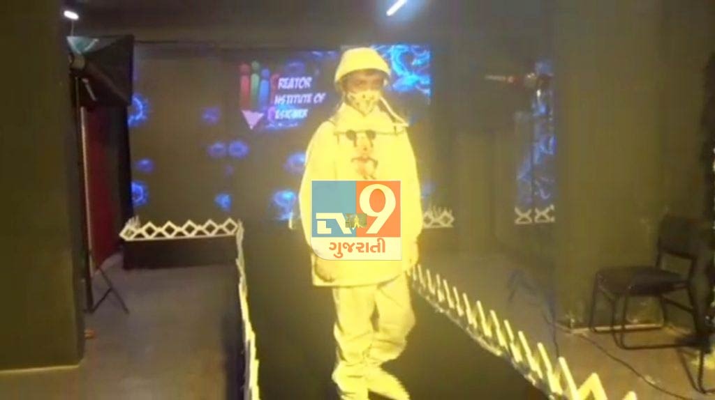 Gujarat ma aa jagya e prathamvar PPE kit no yojayo fashion show