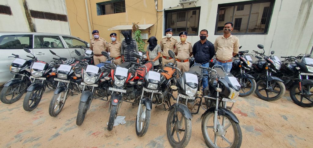 Surat: Crime branch e 23 chori na bike sathe 2 ismo ne jadpya 6.54 lakh no mudamaal japt