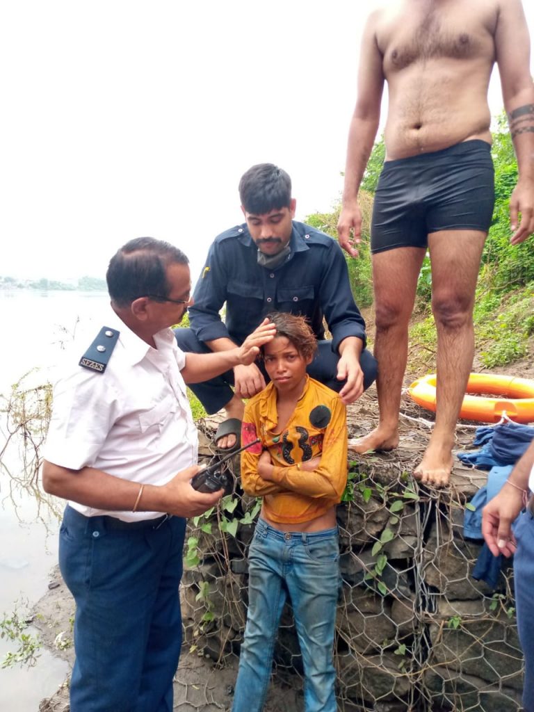 Surat: Fire vibhge tapi mathi biji rescue kamgiri kari 15 varsh na kishor ne bachavyo
