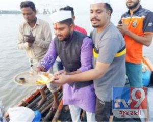 Ganesha's dissolution in the sea despite the ban, created controversy by posting photos of the dissolution on social media 1