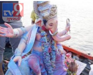 Ganesha's dissolution in the sea despite the ban, created controversy by posting photos of the dissolution on social media 2