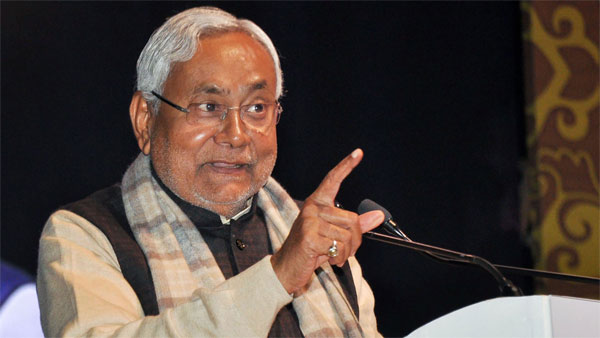 ચૂંટણી રેલીમાં Bihar: Chutani rally ma nitishkumar par humlo loko e fenkya it na tukda ane dungali નીતીશકુમાર પર હુમલો, લોકોએ ફેંક્યા ઇંટ ટુકડા અને ડુંગળી